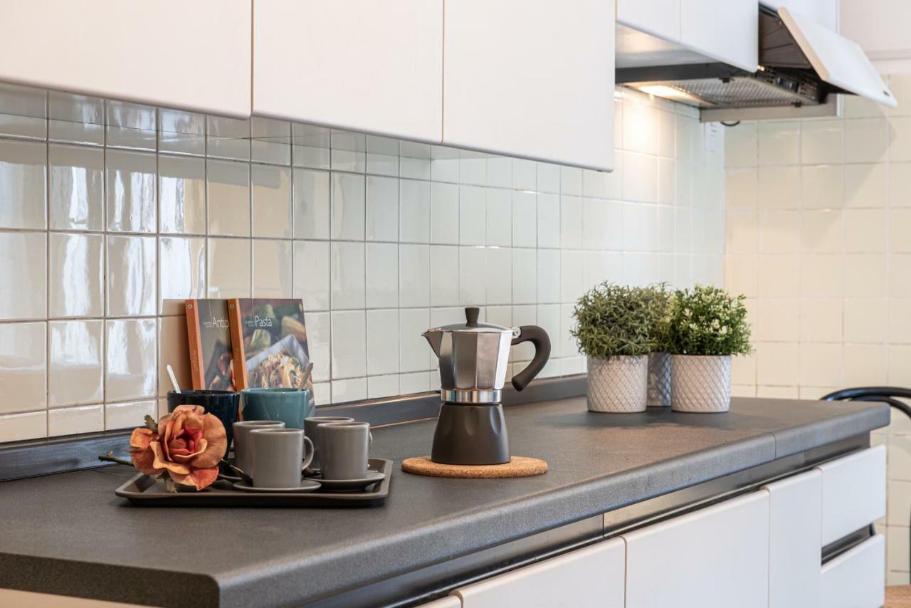 Joivy Sophisticated 3-Bed Flat With Desk Apartment Милано Екстериор снимка