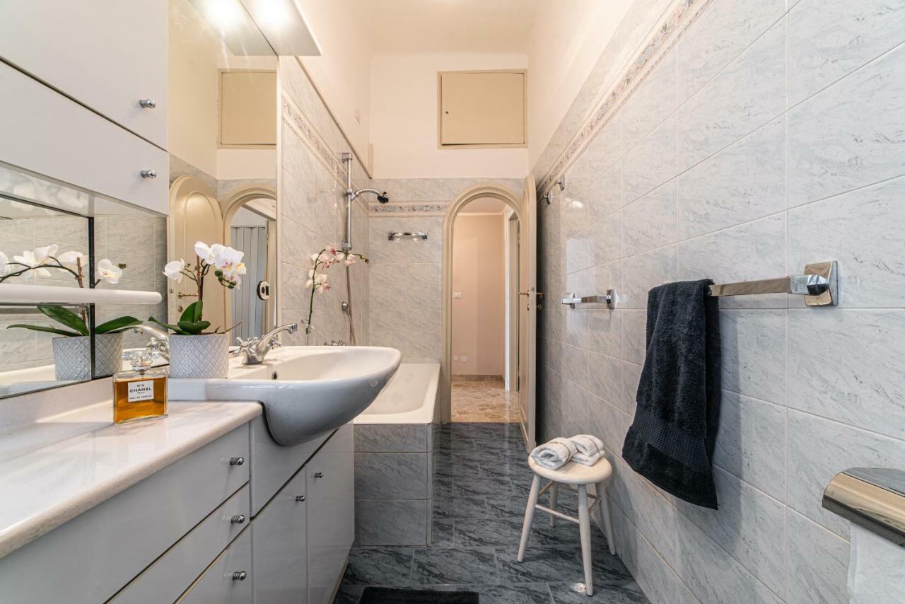 Joivy Sophisticated 3-Bed Flat With Desk Apartment Милано Екстериор снимка